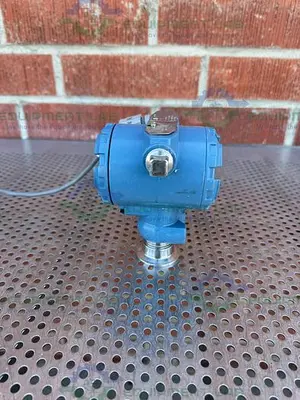 USED ROSEMOUNT 2090FG2S2DE1 PRESSURE TRANSMITTER 0 TO 150 PSI W/ 2" FITTING
