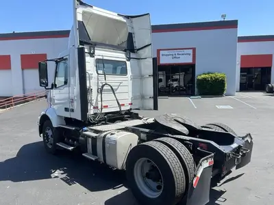 USED 2022 VOLVO VNR42T300