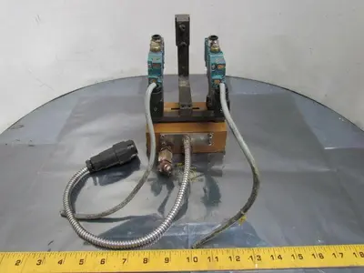 ITW Dynatec 7024 Twin Adhesive Glue Head Assembly 3-1/2" Spacing Heater 2 Valves
