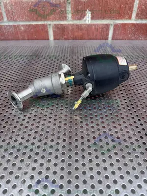 USED GEMU 554/25/D55 PNEUMATIC  ANGLE SEAT GLOBE VALVE W/ 1" SANITARY FITTING