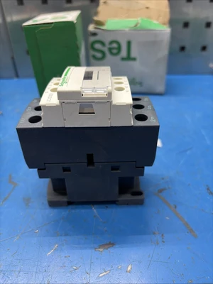 NEW Schneider Electric LC1D32F7