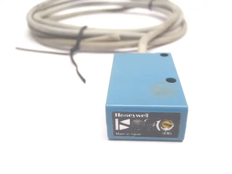 Used Honeywell Micro Switch 21.6-26.4 VDC PNP Output Brown Black Photoelectric Sensors Michigan US | Maverick Industrial Sales #1400752