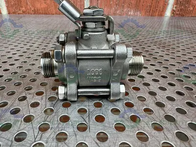 USED INLINE INDUSTRIES STAINLESS STEEL BALL VALVE W/ 1/2" SANITARY FITTING