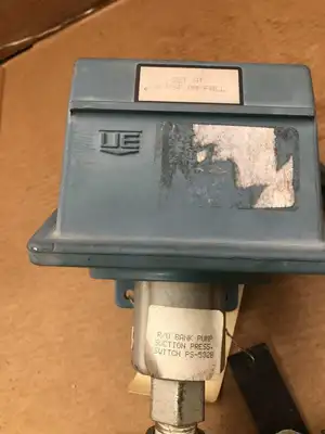 UE Universal Electric J400-S156B Water Pressure Switch 0-100PSI / 200PSI 480VAC