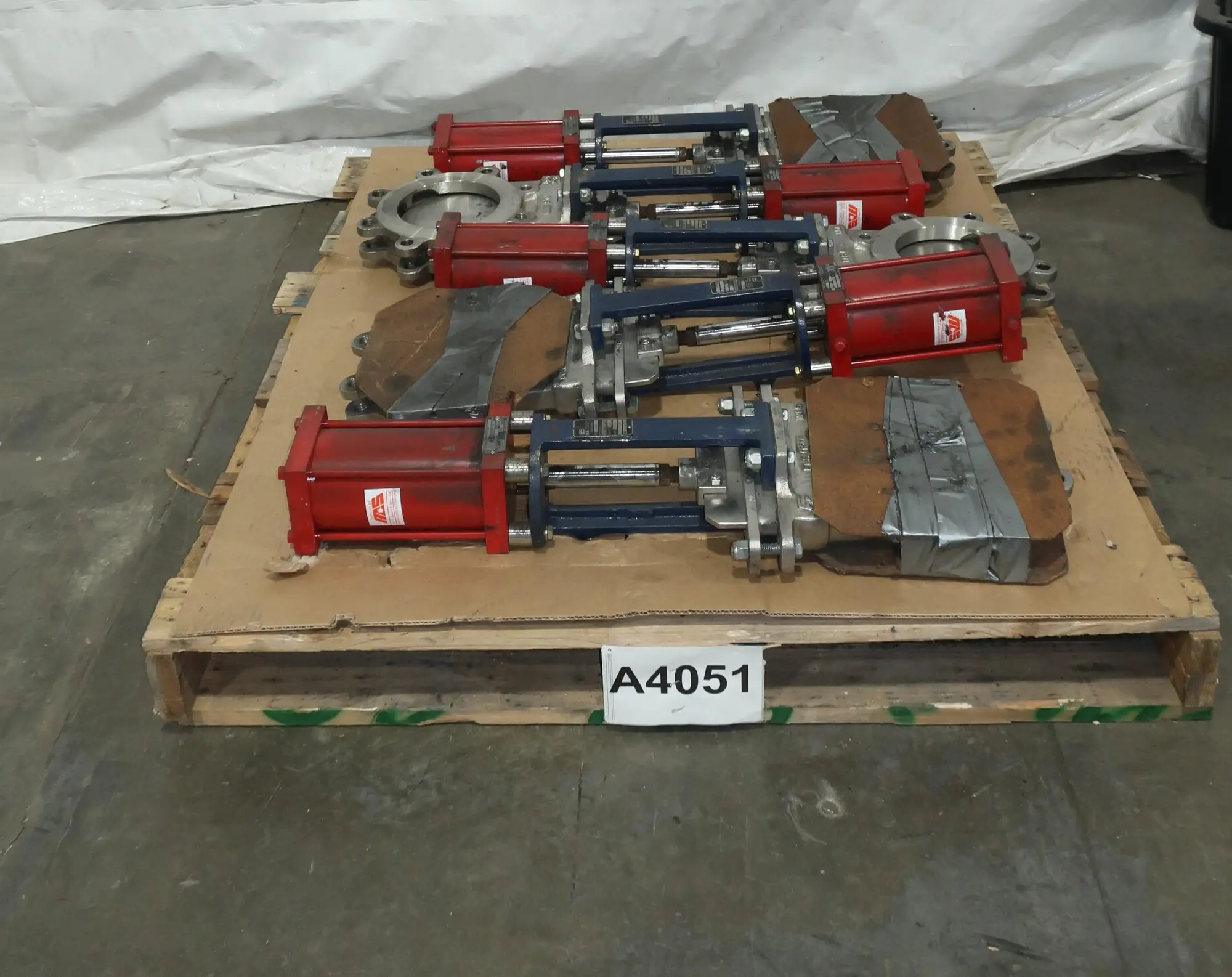 LOT OF 5 KNIFE GATE VALVES WITH PNEUMATIC ACTUATORS, RDC, FLOW CONTROL COMPONENTS