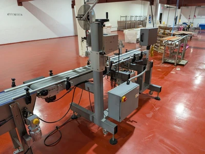 Universal Top and Bottom Label Applicator with Top-and-Bottom Transport Conveyor