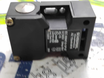NEW SCHMERSAL AZ15ZVRK-M16