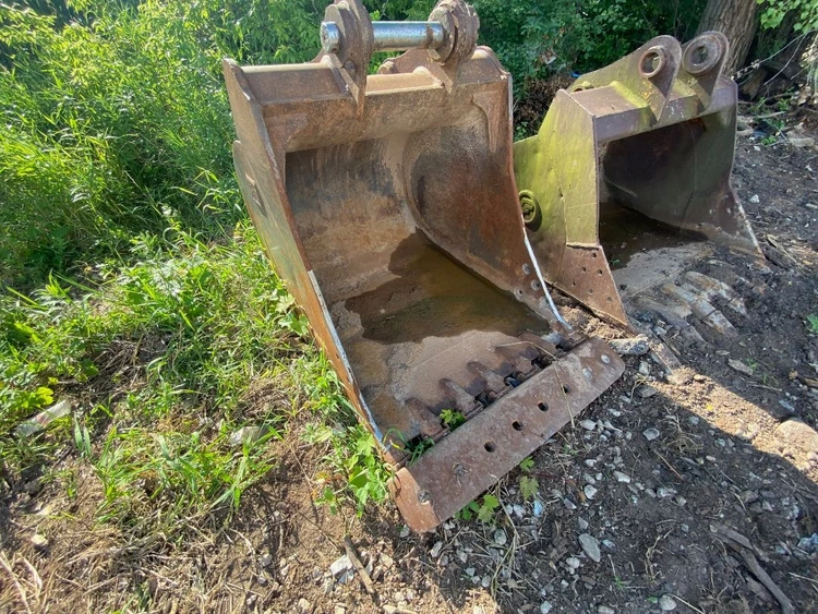 Used 2000 CATERPILLAR 48" 320E Earth Buckets Wisconsin US | Proxy Equipment #1384881