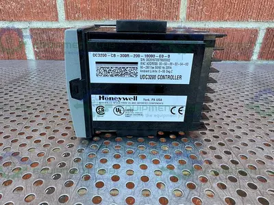 USED HONEYWELL DC3200-CB-300R-200-10000-E0-0 CONTROLLER 90-250 VAC