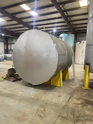 _UNKNOWN_ 4,000 Gallon Tank S/S -4000 To 5999Gal. (H=height, L=length) | Perry Equipment (3)