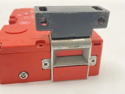 USED ALLEN-BRADLEY SER C SAFETY INTERLOCK SWITCH TLS3-GD2 10A 24V W/ KEY