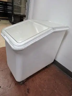 Used Cambro Used Cambro IBS-27 Ingredients Bin on Casters 27 Gallon Capacity - BB Restaurant Storage Containers Illinois US | Falcon Restaurant Supply #1373594