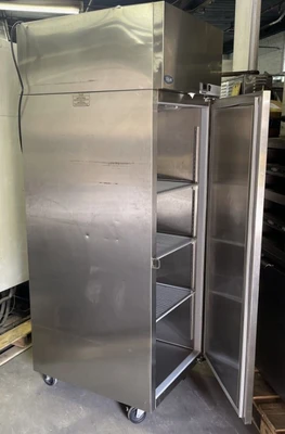 174-0027 Norlake NR241SSS/0 27 1/2" 1 Door Reach In Self Contained Cooler