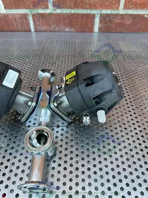 USED ITT PURE FLO ADVANTAGE 4 - WAY DIAPHRAGM VALVE W/ 1" SANITARY FITTING