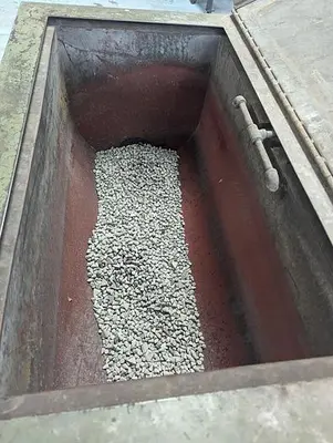 USED 1990 ULTRAMATIC PORTABURR 5 VIBRATORY TUMBLER