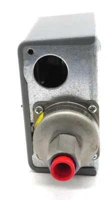 NEW JOHNSON CONTROLS P72CG-1C SUCTION PRESSURE CONTROL P72CG1C