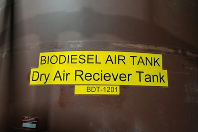 Dry air receiver tank