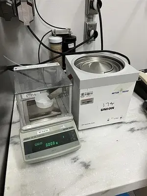 Mettler Toledo model PG203-S analytical scale with LV11 automatic feeder