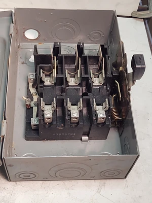 Square D D322N, Series E1, 60 Amp, 240 Volt, 3P4W, Fusible Disconnect Switch
