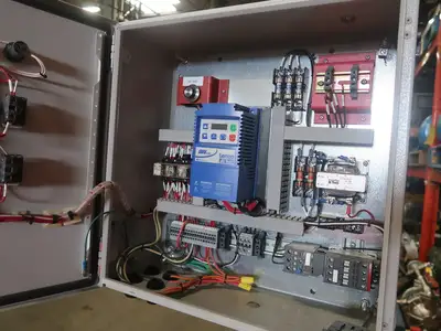 Lenze 3 hp 575 volt VFD with control box