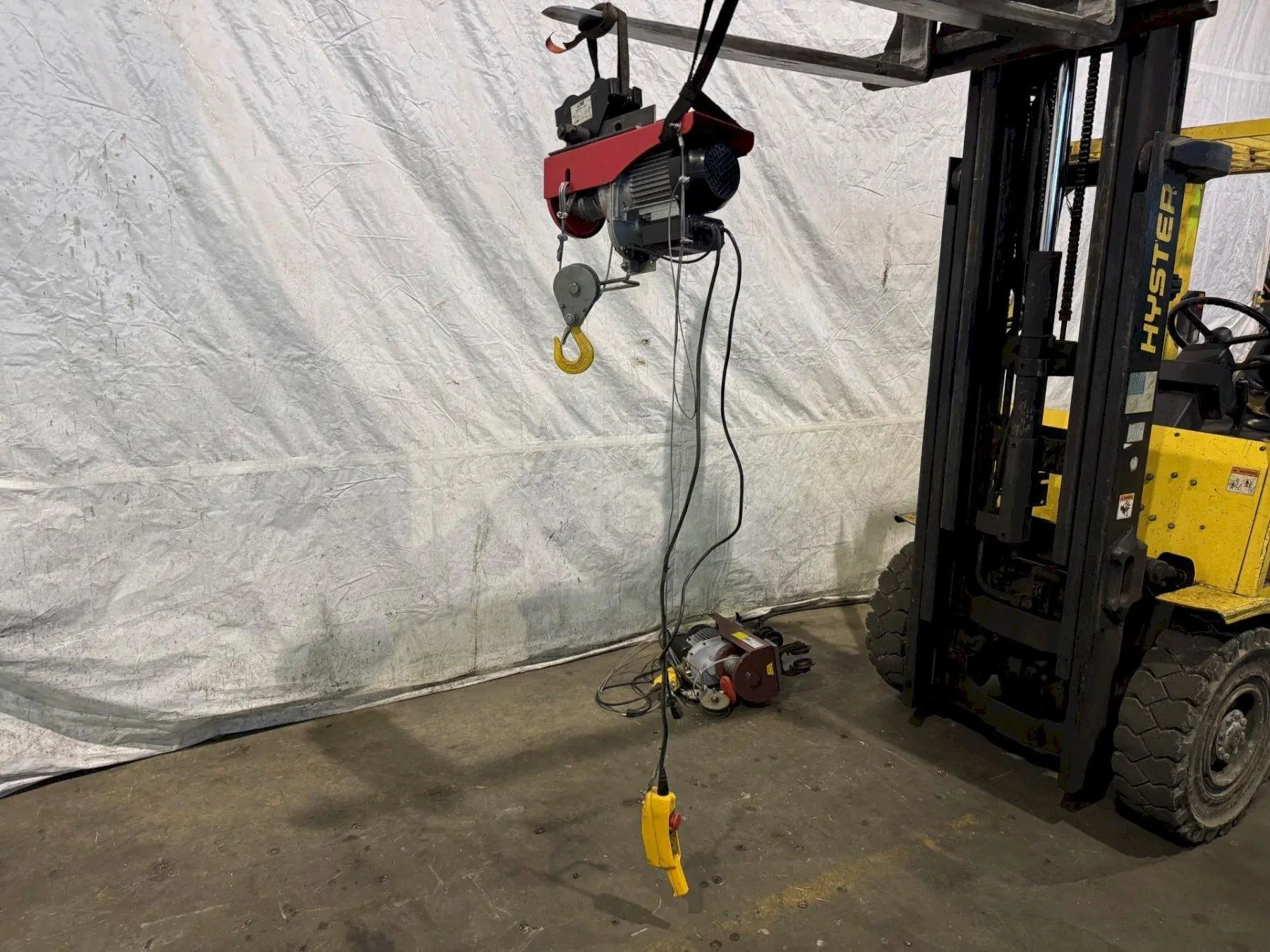 NORTHERN INDUSTRIAL TOOL 2000 LB MINISIZE ELECTRIC ROPE HOIST