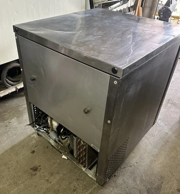 174-0231 True TUC-27 27" Self Contained Undercounter Cooler