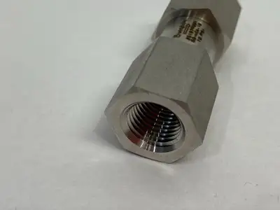 USED SWAGELOK STAINLESS STEEL POPPET CHECK VALVE, FIXED PRESSURE, 1/4" NPTF