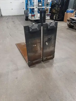 USED CASCADE CLASS 4 LUMBER FORKS