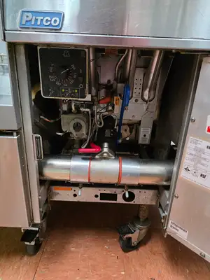 Used Pitco Used 2016 Pitco SGH50-4 Natural Gas Frying Station with Basket Hanger - FG5 Cookers / Coolers / Fryers Illinois US | Falcon Restaurant Supply #1374819