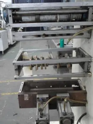 VERTICAL FORM, FILL AND SEAL MACHINE