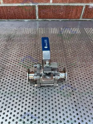 USED PBM SIC-E5X-D-F04D STAINLESS STEEL BALL VALVE W/ 1" SANITARY FITTING
