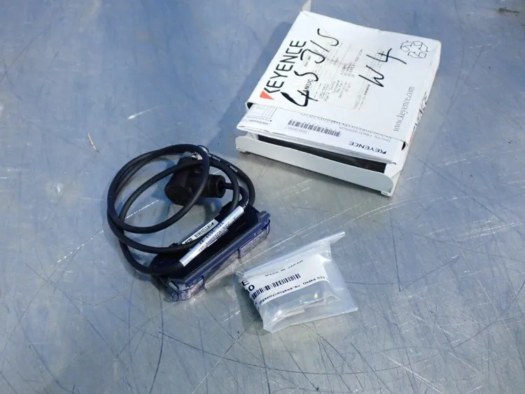 New | in-Stock KEYENCE FSV31 Photoelectric Sensors Ohio US | HGR 24 #1085036