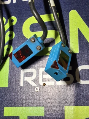 SICK WT4-2P132 PHOTOELETRIC PROXIMITY SENSOR - LOT OF 2 -