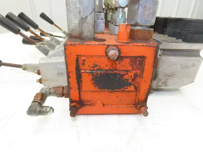 Danfoss 157U8393 Solenoid Valve 8 Station Manifold Assy 12VDC/Manual 3 Pos 2 Way