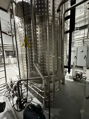 2500 Gallon Tank – 2 of 3