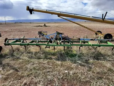 USED JOHN DEERE 1100