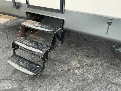 Used 2017 WILDWOOD LODGE 394FKDS Campers, Caravans, Motorhomes Michigan US | Miedema Asset Management Group #1402838