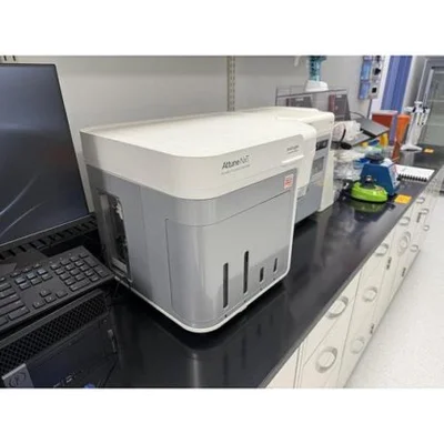 USED INVITROGEN ATTUNE NXT ACOUSTIC FOCUSING CYTOMETER WITH AUTO SAMPLER