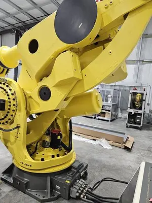 USED 2010 FANUC M-2000IA/900L