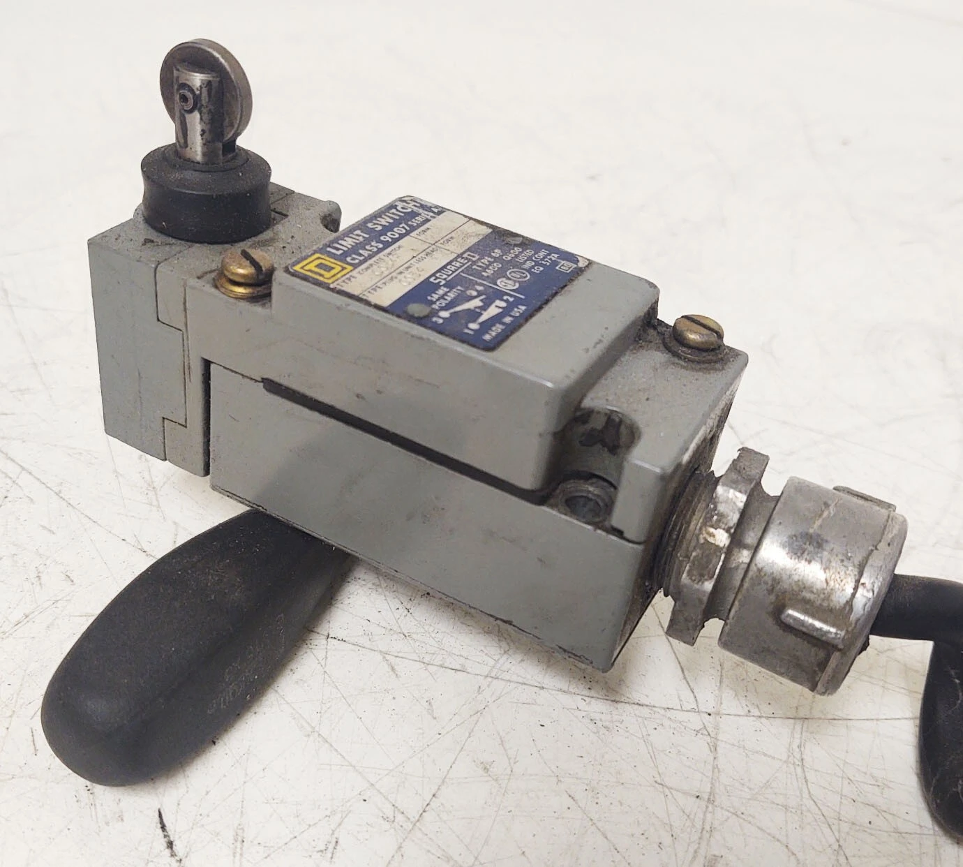 🔥NICE SQUARE D C054F Industrial Limit Switch, Roller Plunger