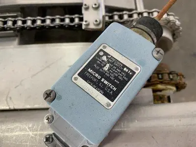 Pneumatic Press on Chain Conveyor