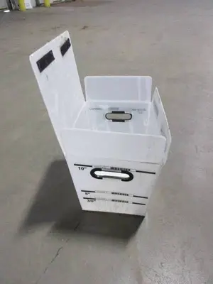 PALLETS AND PALLETS OF FOLDING PLASTIC BINS