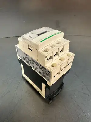 Schneider Electric Cad32BD Contactor Relay 24VDC (4.2.5)