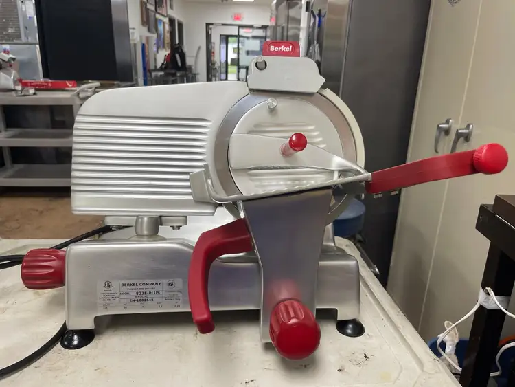 Used Berkel Used Berkel 823E-PLUS 9" Manual Deli Meat Cheese Slicer 120V Slicers / Dicers / Cutters Illinois US | Falcon Restaurant Supply #1375483