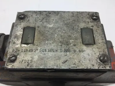 Eaton Vickers DG 4S4LW 012C B 60 Hydraulic Directional Control Valve