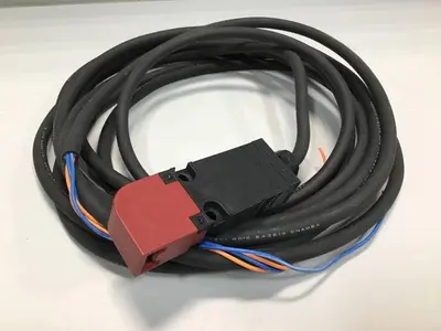 USED OMRON D4GS-N1R-5