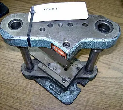 1575-390 Stamping Press Tool And Die To Make Small Heart- Jewelry Pendant