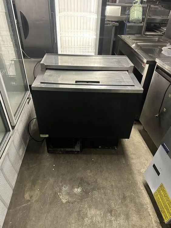 Used Beverage-Air GF34L-B Refrigerators | Grocery Equipment Sales #1066096