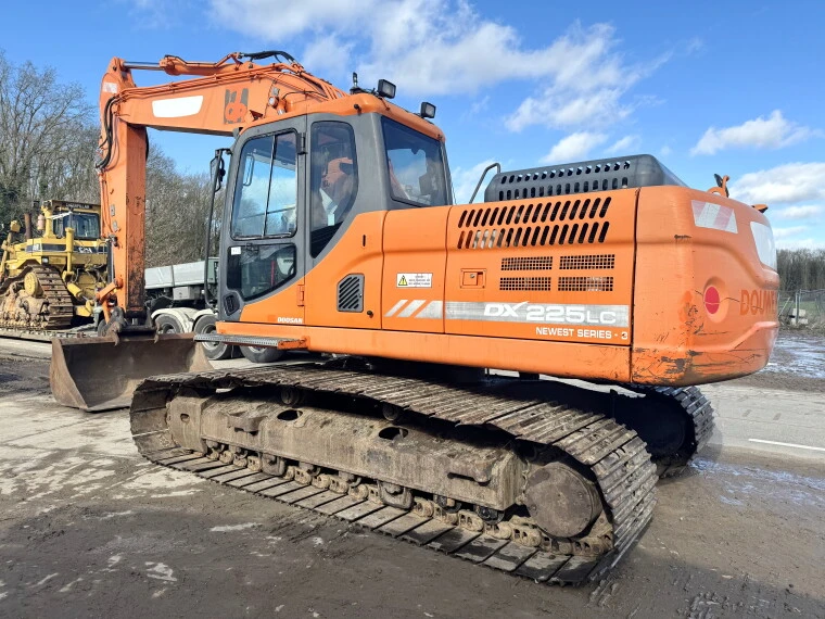 USED 2015 Doosan DX225LC-3