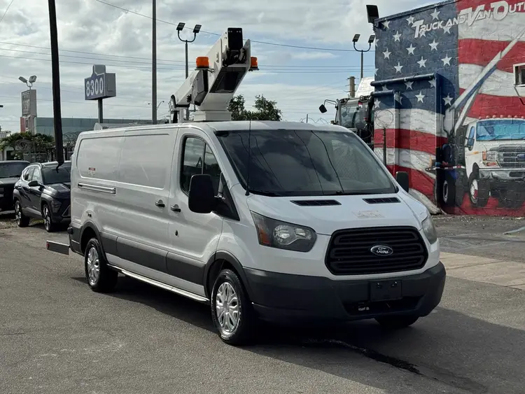 Used 2017 VERSALIFT VANTEL29NE-01 Bucket (boom) trucks Florida US | Truck and Van Outlet #1509195